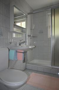 ザムナウンにあるChasa Fadrinaのバスルーム(洗面台、トイレ、バスタブ付)