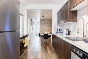 Virtuvė arba virtuvėlė apgyvendinimo įstaigoje Apartments Near Montreal Olympic Park