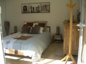 a bedroom with a bed and a mirror at L'Annexe in Anzin-Saint-Aubin