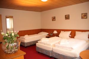 Postel nebo postele na pokoji v ubytování Hotel Garni Kaiserpfalz
