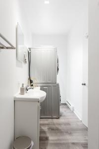 La salle de bains est pourvue d'un évier et d'un réfrigérateur. dans l'établissement Apartments Near Montreal Olympic Park, à Montréal
