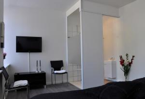 TV a/nebo společenská místnost v ubytování AB Centrum Aarhus Bed without Breakfast