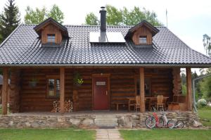 ein Blockhaus mit Fahrrädern, die davor geparkt sind in der Unterkunft Šumavská Barborka in Vimperk