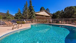 Swimming pool sa o malapit sa Best Western Pine Springs Inn