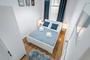 クリニツァ・ズドルイにあるGold Apartments Your Holiday Home RODZINNYの小さなベッドルーム(ベッド1台、窓付)