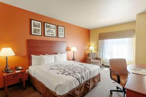 Postel nebo postele na pokoji v ubytování Sleep Inn & Suites Tyler South