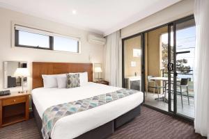 A bed or beds in a room at Quality Hotel Bayside Geelong