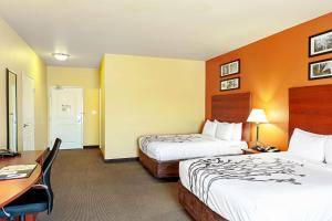 Postel nebo postele na pokoji v ubytování Sleep Inn & Suites Tyler South