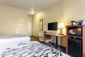 Postel nebo postele na pokoji v ubytování Sleep Inn & Suites Tyler South