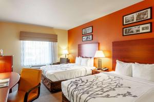 Postel nebo postele na pokoji v ubytování Sleep Inn & Suites Tyler South