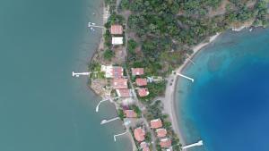 una vista aérea de una isla con casas y agua en Sovalye Hotel, en Fethiye
