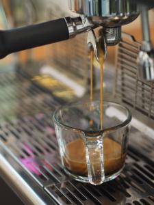 a coffee being poured into a glass bowl at Nornnuea @ Inthanon in Ban Phae