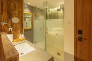 La salle de bains est pourvue d'un lavabo et d'une douche en verre. dans l'établissement Genichi Villa, à Hangzhou