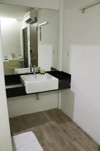 Koupelna v ubytování V Garden Hotel