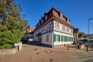 a building on a brick street with a tree at Perfekt für Familien und Gruppen nur 10min vom Europapark - W6 in Ettenheim