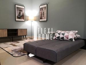 サイバージャヤにある10am-6pm, SAME DAY CHECK IN AND CHECK OUT, Work From Home, 1 Bedroom Apartment, Shaftsbury-Cyberjaya, G-Floor by Flexihome-MYのベッドルーム1室(ベッド1台、ドレッサー付)