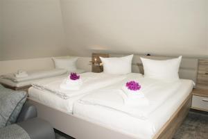 Letto o letti in una camera di Hotel am Waldschlösschen - Brauhaus