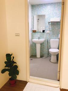 un bagno con un water e un lavandino di Next door of No 7 Youheng B&B a Città di Hualien
