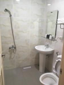 un bagno con doccia, lavandino e WC di Next door of No 7 Youheng B&B a Città di Hualien