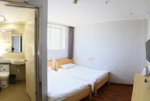Beijing Xingshe Youth Hostel--Nearby Tiananmen square & Forbidden City & Houhai Bar street--1 minute walk to subway, Cat-keeping, Great wall&Forbidden city one day tour, Wifi and laundry room, English speaking Reception客房内的一张或多张床位