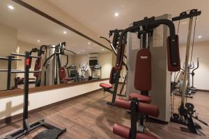un gimnasio con cintas de correr y equipos de ejercicio en un edificio en Hotel Inland Avenue, en Mangalore