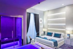 een paarse slaapkamer met een bed en een bad bij Carten in Napels
