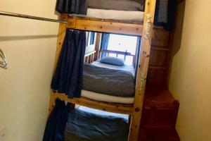 - deux lits superposés dans une chambre dans l'établissement Guest House Golden Mile Hostel, à Amami