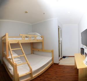 Beijing Xingshe Youth Hostel--Nearby Tiananmen square & Forbidden City & Houhai Bar street--1 minute walk to subway, Cat-keeping, Great wall&Forbidden city one day tour, Wifi and laundry room, English speaking Reception客房内的一张或多张床位