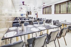una grande sala banchetti con tavoli e sedie di Hotel Dreamland a Lonavala