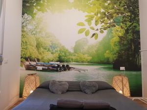 ein Schlafzimmer mit einem Wandbild eines Flusses mit einem Boot in der Unterkunft BSUITES TRIESTE in Padua