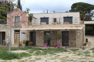 una vecchia casa con balcone sopra di Le Bastidon de CUCURON a Cucuron