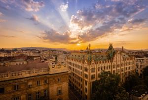 Východ nebo západ slunce při pohledu z hotelu nebo okolí