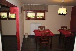 A seating area at Un Posto Al Sole