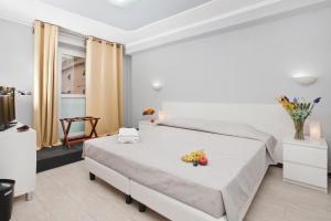 una camera da letto con un letto di frutta di Locanda Paradiso a Genova