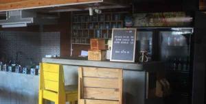 un comptoir dans un bar en magasin dans l'établissement Shelter Hostel Malang, à Malang