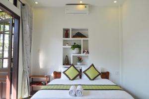 Cama o camas de una habitación en HaLo HomeStay