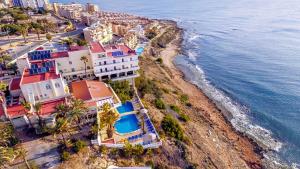 una vista aerea di una spiaggia con case e l'oceano di Hotel Masa International a Torrevieja
