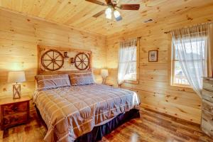 una camera con un letto in una baita di tronchi di 4 Bed 3 Bath Vacation home in Bryson City a Bryson City