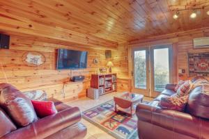 Μια τηλεόραση ή/και κέντρο ψυχαγωγίας στο 3 Bed 3 Bath Vacation home in Whittier