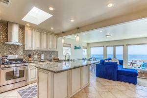 a kitchen with a view of the ocean at Ocean Beach Cliffs Sanctuary Oceanfront cottage w/unobstructed views & deck: steps to the water in San Diego