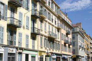 ニースにあるNice centre- Superbe 100m2 - 10 mn à pied de la mer !のバルコニー付きの大きな建物