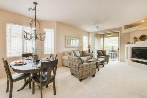 Χώρος καθιστικού στο 3 Bed 2 Bath Apartment in Oro Valley
