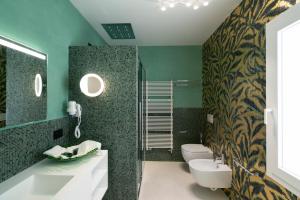 ヴィチェンツァにあるAntica Pusterla Relais de Charmeのバスルーム(洗面台、トイレ、鏡付)