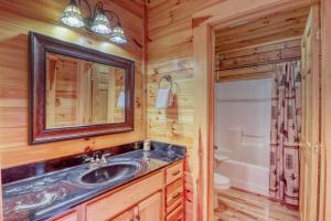 Ένα μπάνιο στο 3 Bed 3 Bath Vacation home in Whittier +22 φωτογραφίες
