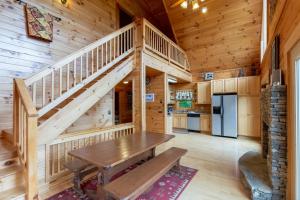 Η κουζίνα ή μικρή κουζίνα στο 3 Bed 3 Bath Vacation home in Whittier