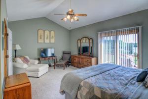 um quarto com uma cama, uma cadeira e uma secretária em 4 Bed 4 Bath Vacation home in Mineral em Mineral