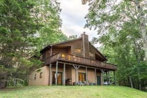 una casa nel bosco con un portico perimetrale di 3 Bed 3 Bath Vacation home in Sylva a Sylva