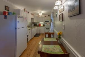A kitchen or kitchenette at The Reed House
