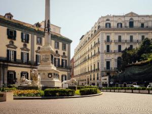 ナポリにあるLa Dimora di Chiaiaの建物前の中庭像