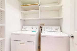 A kitchen or kitchenette at 2 Bed 2 Bath Vacation home in Destin